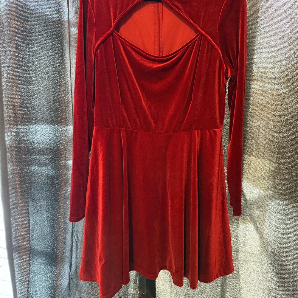Chic Maroon Velvet Dress with Cutout